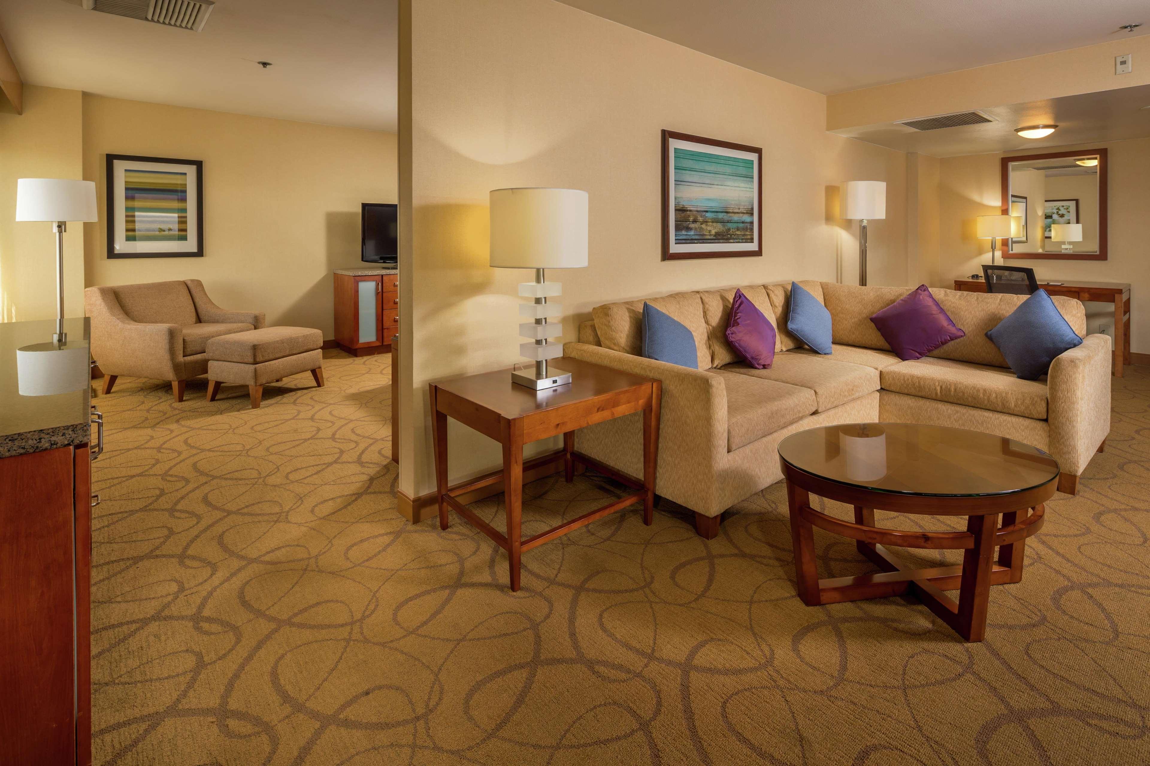 Отель Doubletree By Hilton Карсон Экстерьер фото