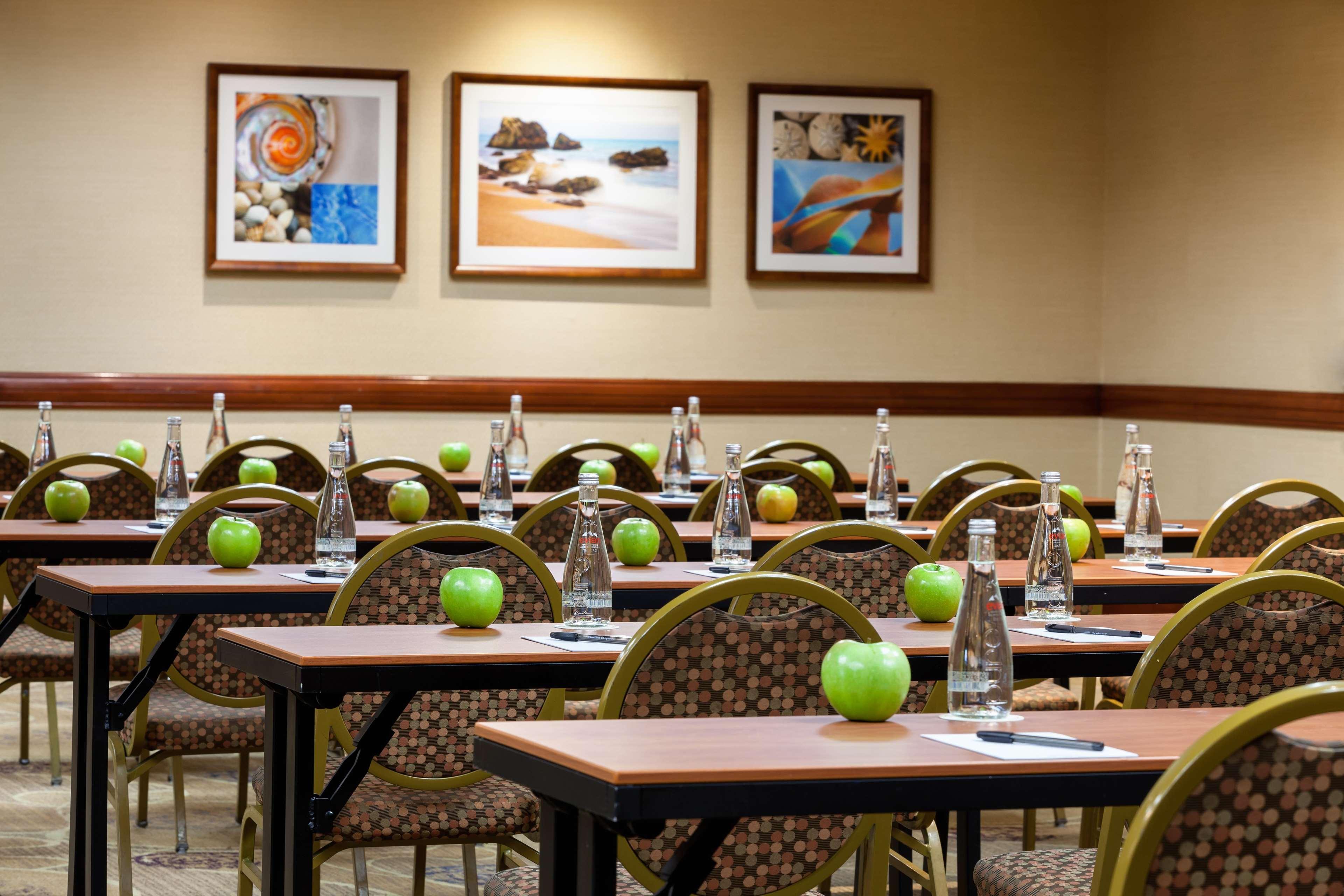 Отель Doubletree By Hilton Карсон Экстерьер фото
