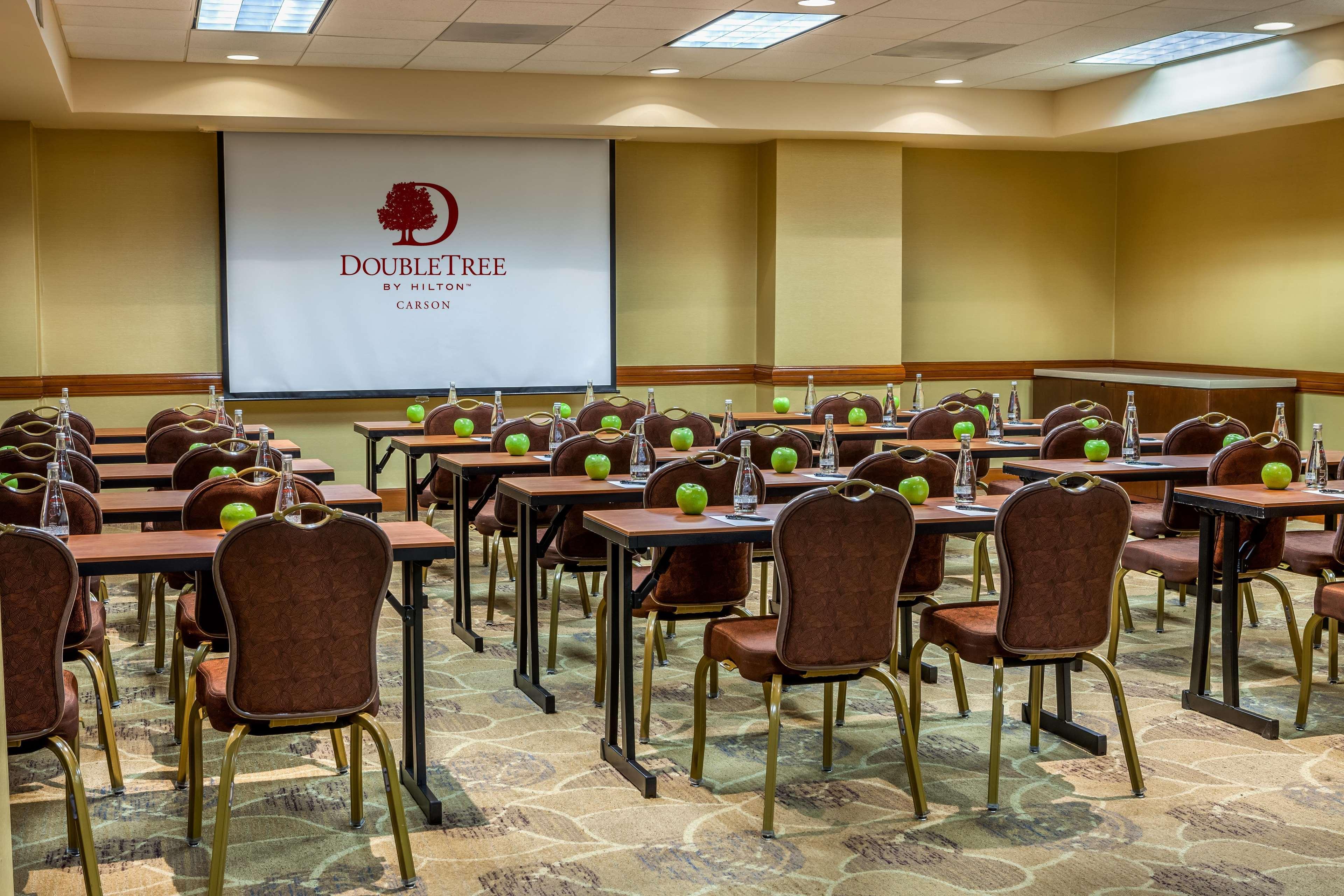 Отель Doubletree By Hilton Карсон Экстерьер фото
