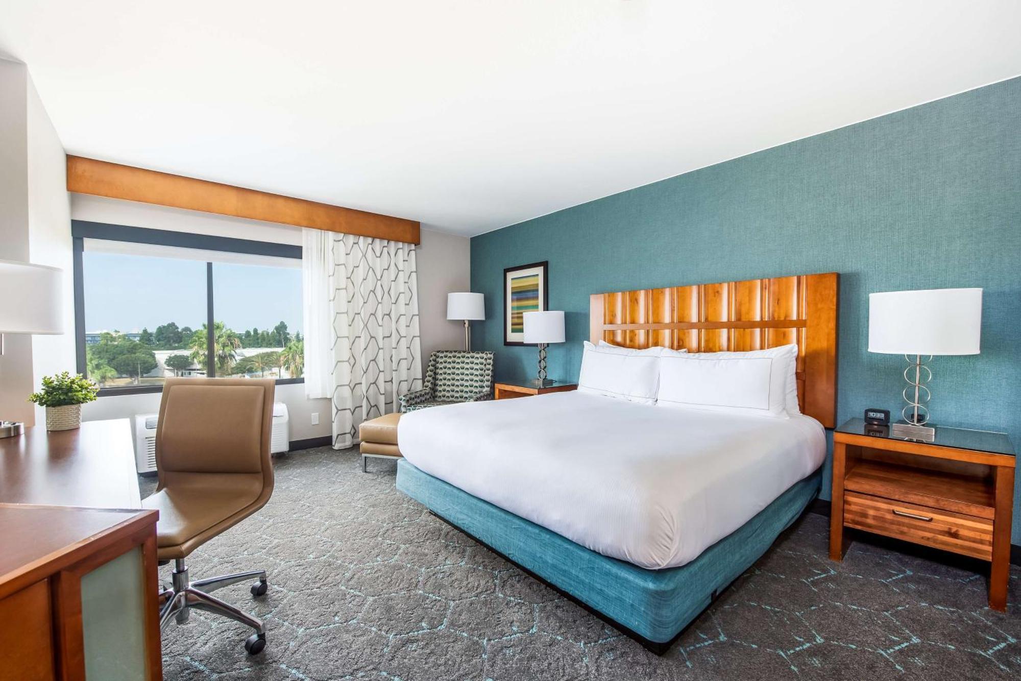 Отель Doubletree By Hilton Карсон Экстерьер фото